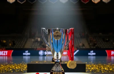 Historische Handball-EM-Siegerehrung mit Pokal und Goldmedaillen