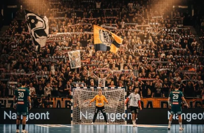 Volle Handball-Arena mit begeisterten Heimfans
